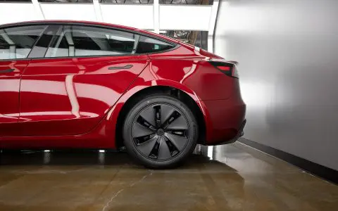 Ultra Red Highland Model 3 - High-gloss machine polish and Ceramic coating