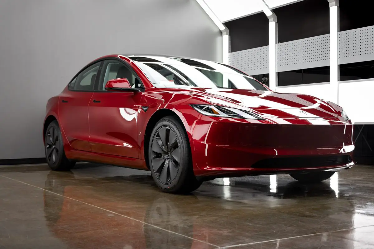 Ultra Red Highland Model 3 – High-gloss machine polish and Ceramic coating