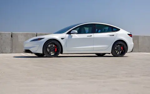 White Highland Model 3 Performance - Full front-end XPEL Ultimate Plus PPF 11 White Highland Model 3 Performance - Full front-end XPEL Ultimate Plus PPF