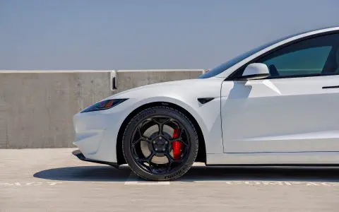 White Highland Model 3 Performance - Full front-end XPEL Ultimate Plus PPF 12 White Highland Model 3 Performance - Full front-end XPEL Ultimate Plus PPF