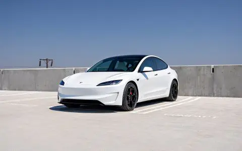 White Highland Model 3 Performance - Full front-end XPEL Ultimate Plus PPF 19 White Highland Model 3 Performance - Full front-end XPEL Ultimate Plus PPF
