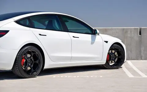 White Highland Model 3 Performance - Full front-end XPEL Ultimate Plus PPF 21 White Highland Model 3 Performance - Full front-end XPEL Ultimate Plus PPF