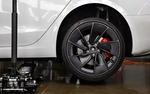 White Highland Model 3 Performance - Full front-end XPEL Ultimate Plus PPF 9 White Highland Model 3 Performance - Full front-end XPEL Ultimate Plus PPF
