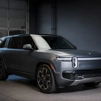 Stealth Rivian Gen2 R1S – XPEL Stealth PPF and Emblem blackout replacement