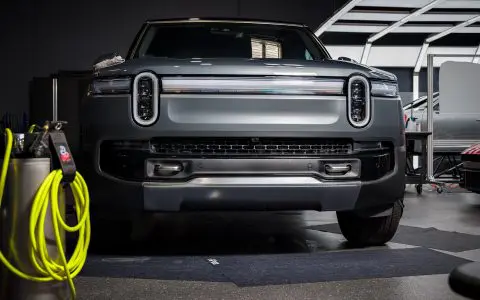 Stealth Rivian Gen2 R1S - XPEL Stealth PPF and Emblem blackout replacement