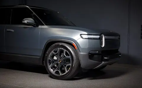 Stealth Rivian Gen2 R1S - XPEL Stealth PPF and Emblem blackout replacement
