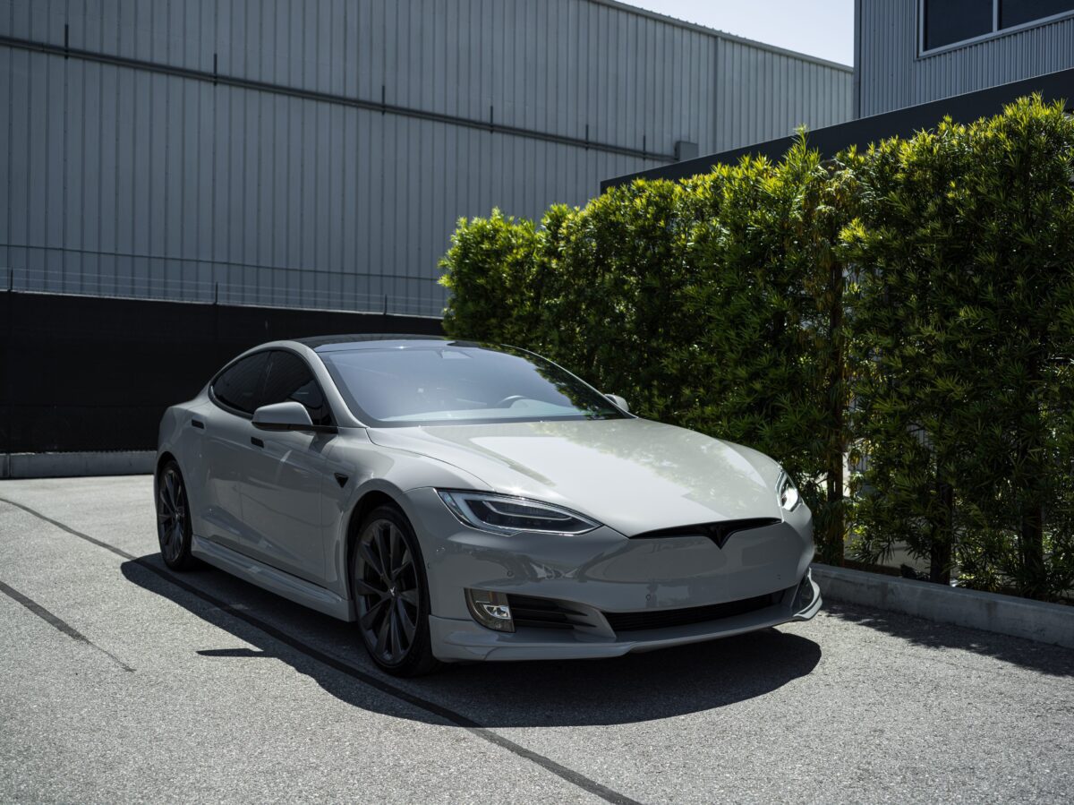 Gloss Chalk White Unplugged Performance Tesla Model S P100D