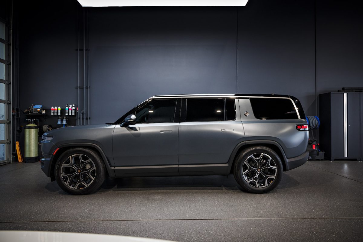 Stealth Rivian Gen2 R1S - XPEL Stealth PPF and Emblem blackout replacement