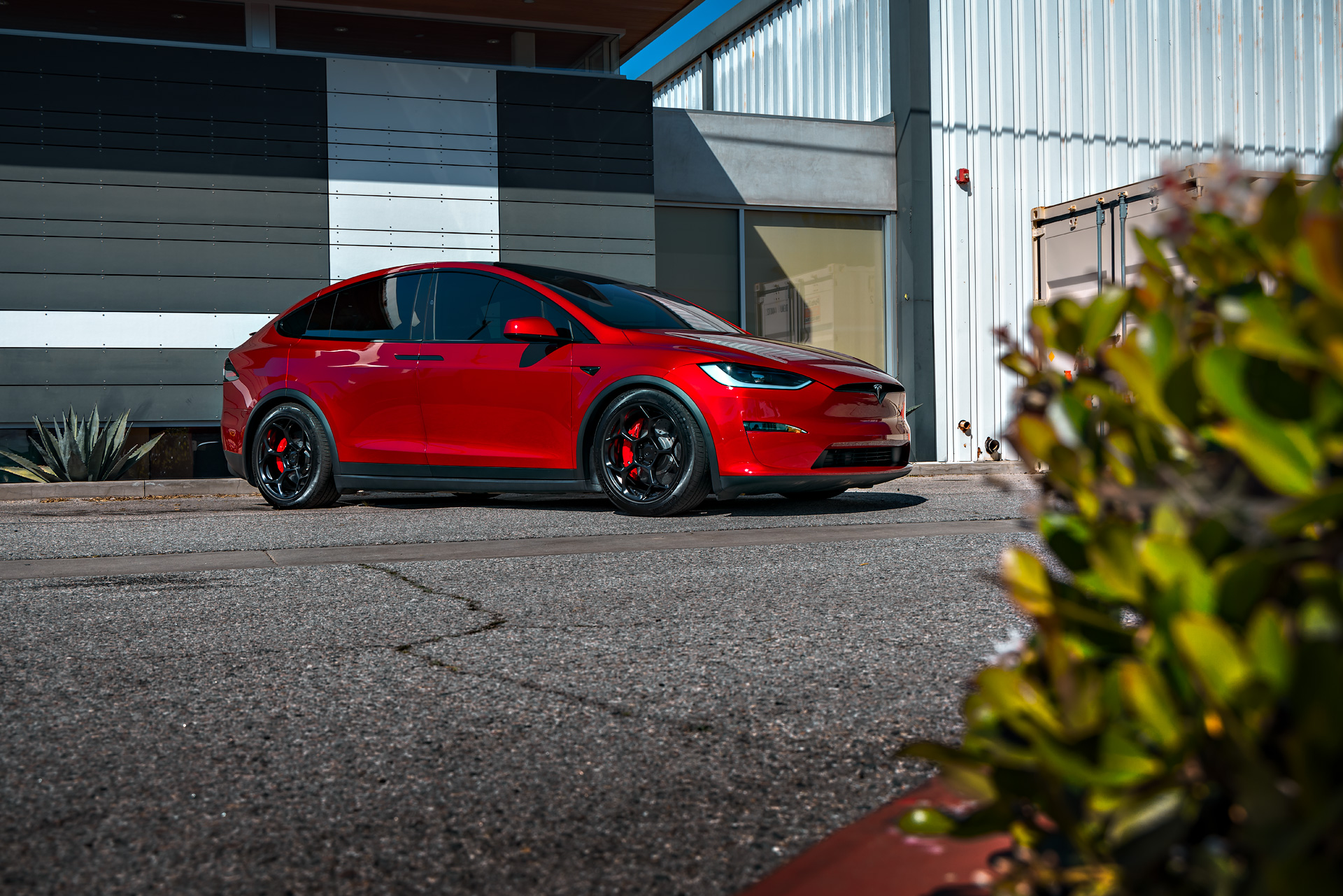 Tesla Model X Plaid – XPEL Windshield Protection Film (WPF), Unplugged Performance BBK and UP-05 wheels